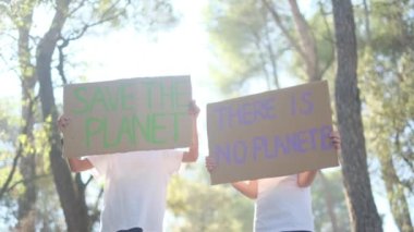 Posteri Kurtarın adlı gezegende gönüllü çocuklar. Forest Park 'ta elinde plastik pankart olmayan bir çocuk eylemci. Gençler Küresel Isınmaya karşı savaşıyor, çöpleri geri dönüştürüyor. Ekoloji çevresel sorunu