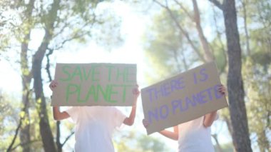 Posteri Kurtarın adlı gezegende gönüllü çocuklar. Forest Park 'ta elinde plastik pankart olmayan bir çocuk eylemci. Gençler Küresel Isınmaya karşı savaşıyor, çöpleri geri dönüştürüyor. Ekoloji çevresel sorunu