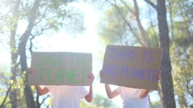Posteri Kurtarın adlı gezegende gönüllü çocuklar. Forest Park 'ta elinde plastik pankart olmayan bir çocuk eylemci. Gençler Küresel Isınmaya karşı savaşıyor, çöpleri geri dönüştürüyor. Ekoloji çevresel sorunu