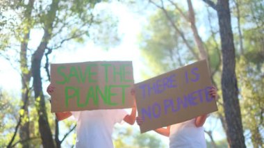 Posteri Kurtarın adlı gezegende gönüllü çocuklar. Forest Park 'ta elinde plastik pankart olmayan bir çocuk eylemci. Gençler Küresel Isınmaya karşı savaşıyor, çöpleri geri dönüştürüyor. Ekoloji çevresel sorunu