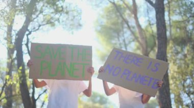 Posteri Kurtarın adlı gezegende gönüllü çocuklar. Forest Park 'ta elinde plastik pankart olmayan bir çocuk eylemci. Gençler Küresel Isınmaya karşı savaşıyor, çöpleri geri dönüştürüyor. Ekoloji çevresel sorunu