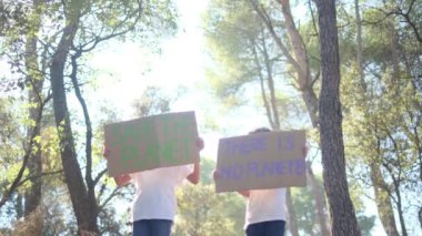 Posteri Kurtarın adlı gezegende gönüllü çocuklar. Forest Park 'ta elinde plastik pankart olmayan bir çocuk eylemci. Gençler Küresel Isınmaya karşı savaşıyor, çöpleri geri dönüştürüyor. Ekoloji çevresel sorunu