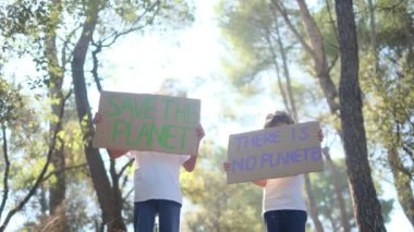 Posteri Kurtarın adlı gezegende gönüllü çocuklar. Forest Park 'ta elinde plastik pankart olmayan bir çocuk eylemci. Gençler Küresel Isınmaya karşı savaşıyor, çöpleri geri dönüştürüyor. Ekoloji çevresel sorunu