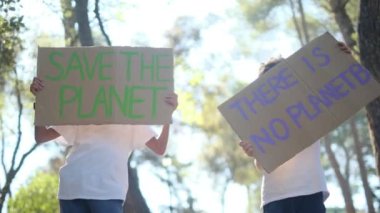 Posteri Kurtarın adlı gezegende gönüllü çocuklar. Forest Park 'ta elinde plastik pankart olmayan bir çocuk eylemci. Gençler Küresel Isınmaya karşı savaşıyor, çöpleri geri dönüştürüyor. Ekoloji çevresel sorunu