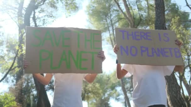 Frivilliga Barn Med Rädda Planeten Affisch Pojke Barnaktivist Utan Plast — Stockvideo