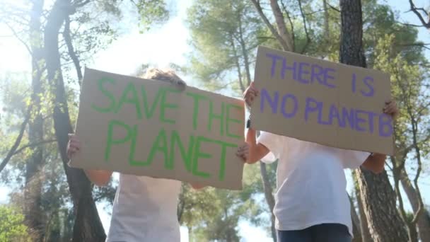 Vrijwilligerskinderen Met Planet Poster Jongensactivist Die Geen Plastic Spandoek Vasthoudt — Stockvideo