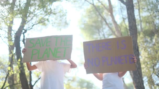 与拯救地球海报志愿儿童 在森林公园里 男孩儿童活跃分子不拿塑料横幅 年轻人与全球变暖作斗争 回收垃圾 生态环境问题 — 图库视频影像