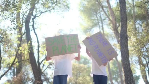 Planet 포스터를 아이들 공원에 플라스틱 기치를 어린이 활동가 온난화에 쓰레기 — 비디오