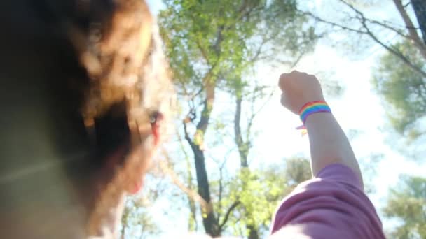 Hand Vuist Lucht Met Regenboogkleurige Lgbt Armband Trots Gelijkheid Billijkheid — Stockvideo