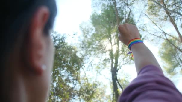 Hand Och Näve Luften Med Regnbågsfärgat Hbt Armband Stolthet Jämlikhet — Stockvideo