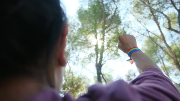 Gökkuşağı Renkli Lgbt Bileklikle Yumruk Havada Gurur Eşitlik Eşitlik Kavramı — Stok video