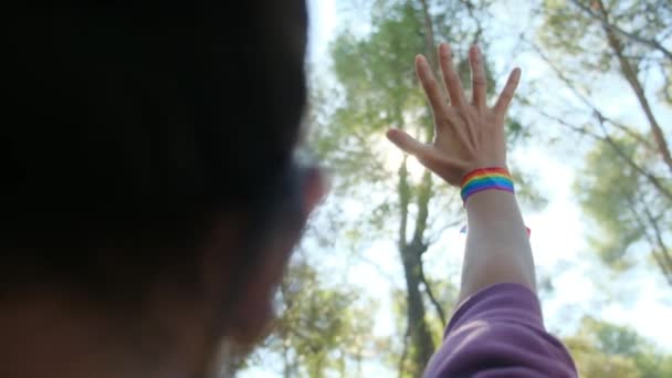 Gökkuşağı Renkli Lgbt Bileklikle Yumruk Havada Gurur Eşitlik Eşitlik Kavramı — Stok video