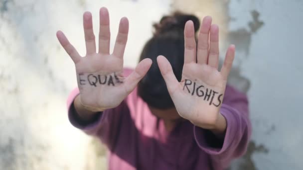 Frauenhände Mit Dem Text Gleichberechtigung — Stockvideo