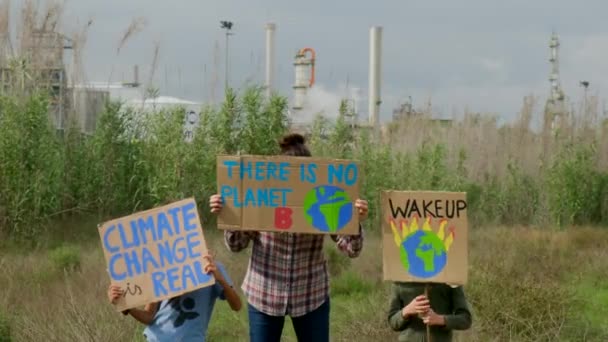 Materiał Filmowy Przedstawiający Rodzinę Obrońców Środowiska Plakatami Przedstawiającymi Zmiany Klimatu — Wideo stockowe