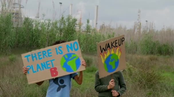 気候変動についてのデモンストレーションを行っているポスターを持つ環境保護団体の映像 — ストック動画
