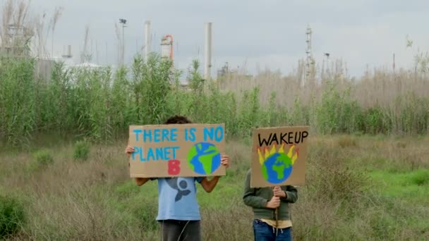 Felvétel Környezetvédő Gyerekek Poszterekkel Bemutató Klímaváltozás — Stock videók