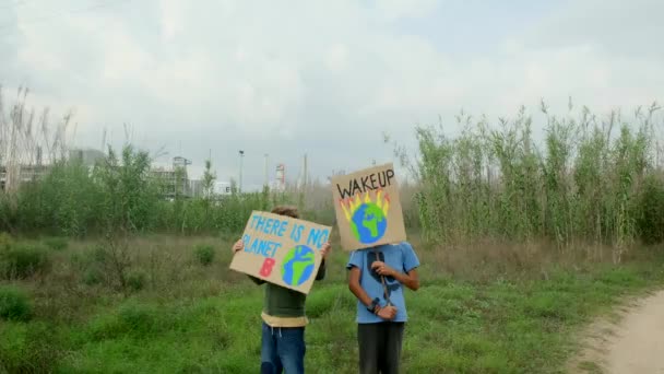 Nagrania Ochrony Środowiska Dzieci Plakatami Pokazującymi Zmiany Klimatu — Wideo stockowe