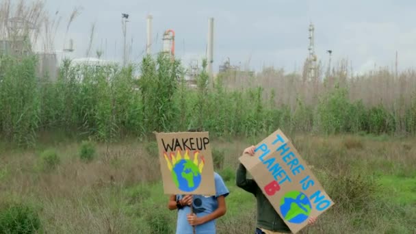 Kinder Von Umweltschützern Demonstrieren Mit Plakaten Gegen Den Klimawandel — Stockvideo