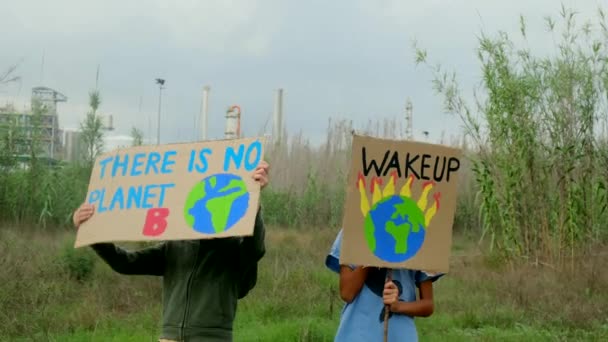 Nagrania Ochrony Środowiska Dzieci Plakatami Pokazującymi Zmiany Klimatu — Wideo stockowe