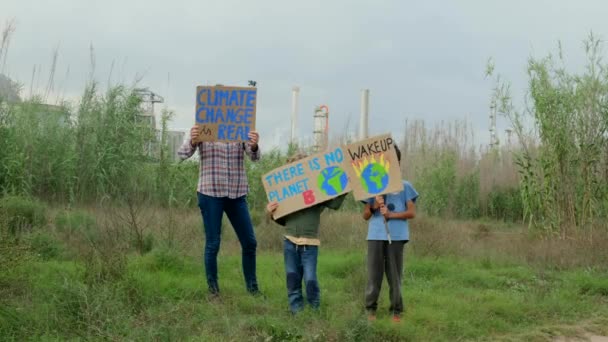 Imágenes Familia Protectores Del Medio Ambiente Con Carteles Haciendo Demostraciones — Vídeos de Stock