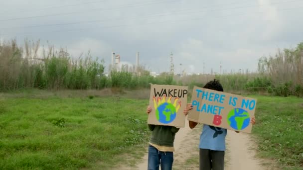 Beeldmateriaal Van Milieubeschermers Kinderen Met Affiches Die Demonstreren Klimaatverandering — Stockvideo