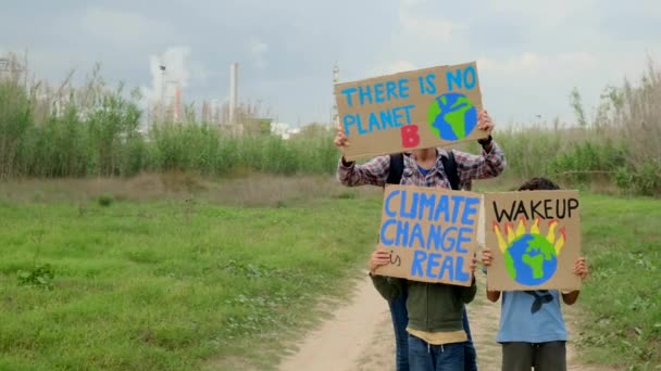 Фотографія Сім Захисників Навколишнього Середовища Плакатами Які Демонструють Зміну Клімату — стокове відео