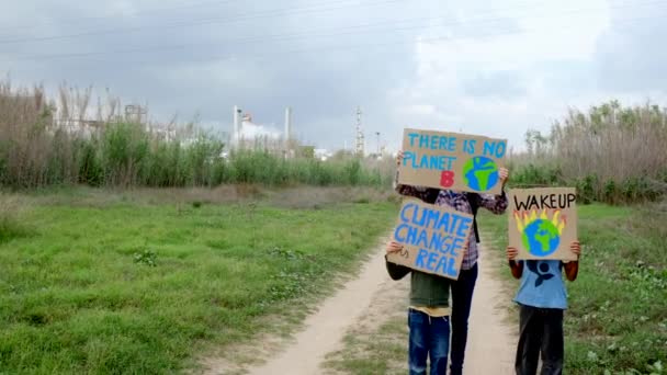 Çevre Koruyucularının Ailelerinin Iklim Değişikliği Hakkında Gösteriler Yapan Posterli Görüntüleri — Stok video