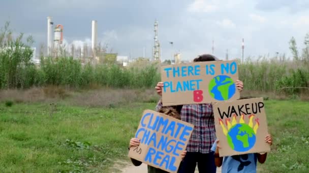 Beeldmateriaal Van Familie Van Milieubeschermers Met Affiches Die Demonstreren Klimaatverandering — Stockvideo