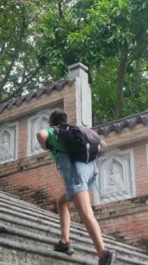 Güneydoğu Asya tapınaklarında sırt çantasıyla gezen 40 yaşındaki cesur bir kadına katılın, kültürünü ve merceğini ele geçiriyor. Özgürlüğü ve keşfi yeniden tanımlayan bir macera.