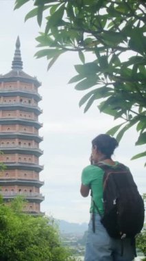 Güneydoğu Asya tapınaklarında sırt çantasıyla gezen 40 yaşındaki cesur bir kadına katılın, kültürünü ve merceğini ele geçiriyor. Özgürlüğü ve keşfi yeniden tanımlayan bir macera.