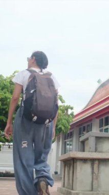 Güneydoğu Asya tapınaklarında sırt çantasıyla gezen 40 yaşındaki cesur bir kadına katılın, kültürünü ve merceğini ele geçiriyor. Özgürlüğü ve keşfi yeniden tanımlayan bir macera.