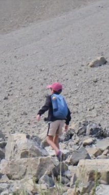 Dağlarda yürüyüş yapan bir çocuğun arka görüntüsü