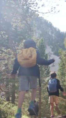 Genç yürüyüş meraklılarıyla güneşli mevsimlerin tadını çıkarın. Vahşi doğada aile gezileri, yakınlığı teşvik etmek ve fitness 'i desteklemek.