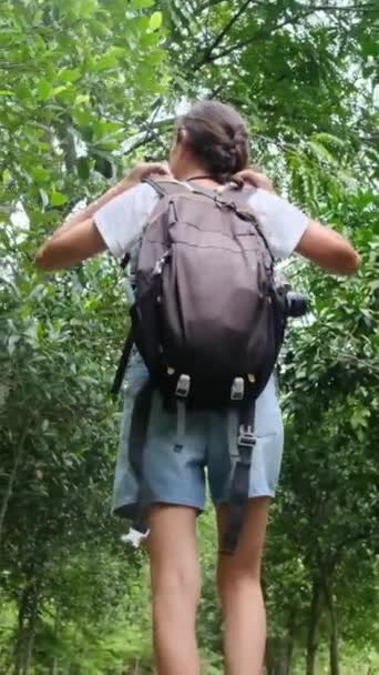 和一位勇敢的40岁妇女一起背包穿越东南亚寺庙 从她的镜片中捕捉文化和赋权 重新定义自由和发现的冒险 — 图库视频影像