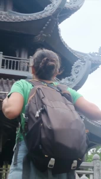 Dołącz Śmiałej Letniej Kobiety Która Podróżuje Plecakami Przez Południowo Wschodnie — Wideo stockowe
