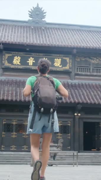 Присоединяйтесь Смелой Летней Женщине Которая Путешествует Юго Восточным Азиатским Храмам — стоковое видео