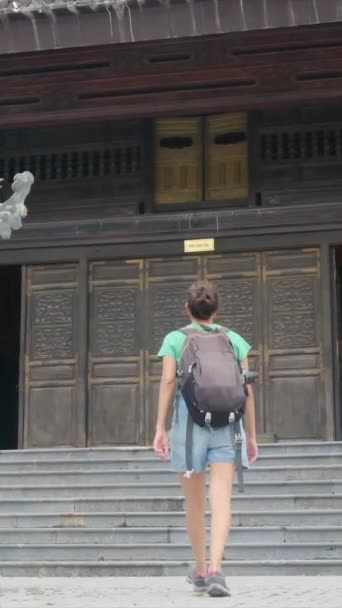 Присоединяйтесь Смелой Летней Женщине Которая Путешествует Юго Восточным Азиатским Храмам — стоковое видео