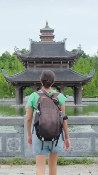 Med Djärv Årig Kvinna När Hon Ryggsäckar Genom Sydostasiatiska Tempel — Stockvideo