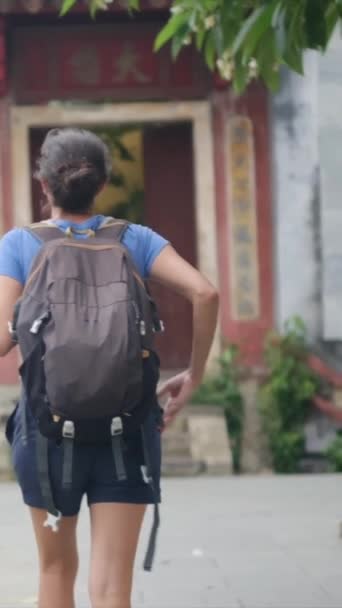 Güneydoğu Asya Tapınaklarında Sırt Çantasıyla Gezen Yaşındaki Cesur Bir Kadına — Stok video