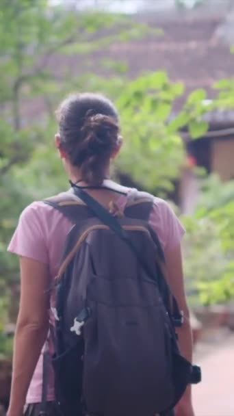 Güneydoğu Asya Tapınaklarında Sırt Çantasıyla Gezen Yaşındaki Cesur Bir Kadına — Stok video