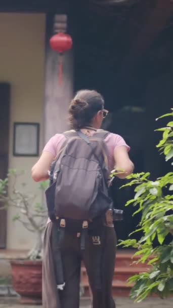 和一位勇敢的40岁妇女一起背包穿越东南亚寺庙 从她的镜片中捕捉文化和赋权 重新定义自由和发现的冒险 — 图库视频影像