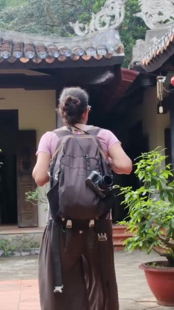 Alăturați Unei Femei Îndrăznețe Ani Timp Întoarce Prin Templele Din — Videoclip de stoc