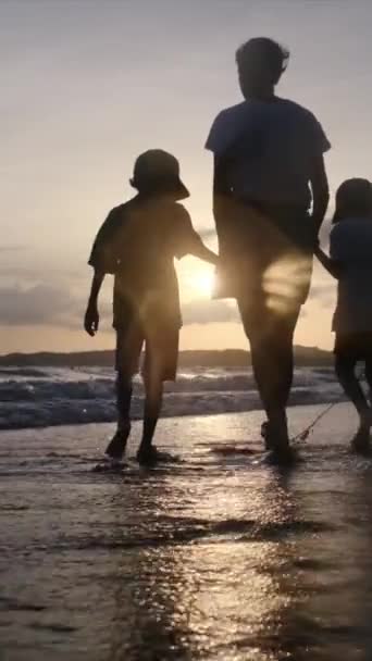 Madre Con Niños Caminando Playa Con Puesta Sol Fondo — Vídeos de Stock