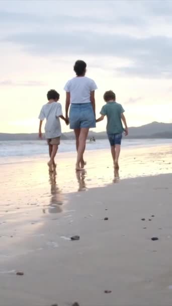 Anne Çocuklar Kumsalda Yürüyor Arka Planda Günbatımı Var — Stok video