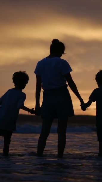 Anya Gyerekekkel Séta Strandon Naplementével Háttérben — Stock videók