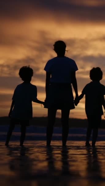 Mère Avec Des Enfants Marchant Sur Plage Avec Coucher Soleil — Video