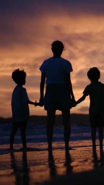 Mutter Mit Kindern Spazieren Strand Mit Sonnenuntergang Hintergrund — Stockvideo