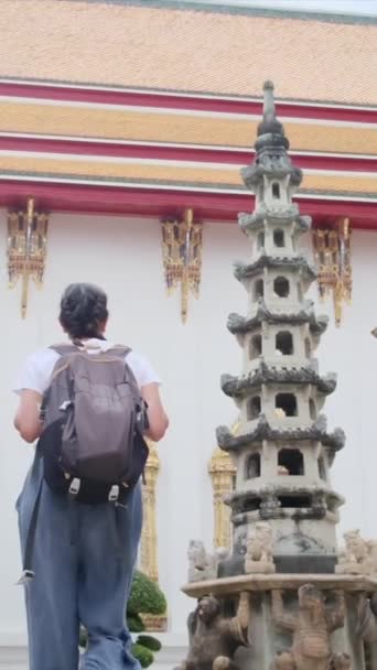 Med Djärv Årig Kvinna När Hon Ryggsäckar Genom Sydostasiatiska Tempel — Stockvideo