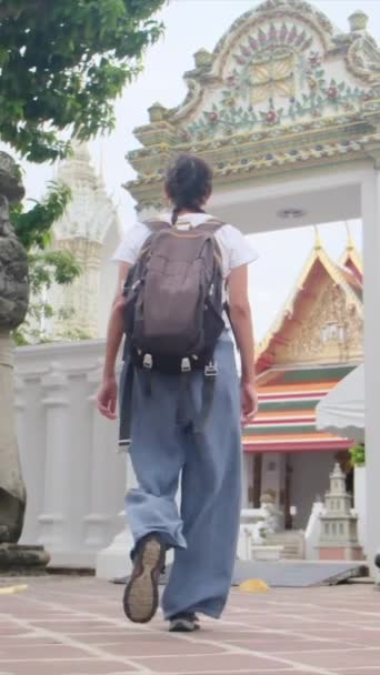 Приєднуйтесь Сміливої Річної Жінки Коли Вона Робить Рюкзаки Через Храми — стокове відео