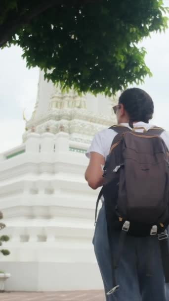 Dołącz Śmiałej Letniej Kobiety Która Podróżuje Plecakami Przez Południowo Wschodnie — Wideo stockowe